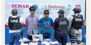 Detienen a Dos Sujetos por Narcomenudeo en Cancún; Aseguran Drogas y Arma