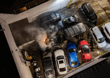 Detienen a tres sujetos tras provocar un incendio en lote de autos en Tijuana