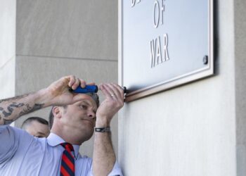 VIDEO | El Departamento de Guerra de EE.UU. tiene nuevas placas; el secretario Hegseth la instala personalmente