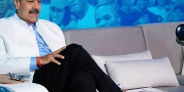 Maduro Luce Loro Piana Mientras Pensionados de Venezuela Sufren Pobreza