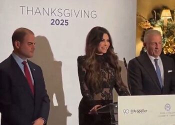 Embajadora de EEUU en Grecia Genera Polémica por Vestimenta en Evento Oficial