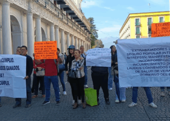 Ex empleados del Seguro Popular exigen sus pagos en Veracruz