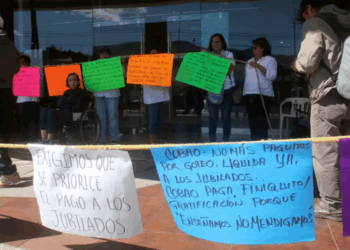Finiquitos Pendientes: Ex Trabajadores Toman Oficinas del Cobao en Oaxaca