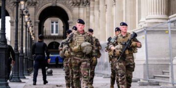 Francia recupera el servicio militar con un nuevo modelo voluntario para jóvenes