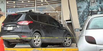 Fuerte Accidente Vehicular en Plaza Héroes Conductora Pierde el Control y Choca contra Comercio