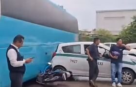 Fuerte Accidente de Tránsito Involucra Autobús, Taxi y Motocicleta en Cancún