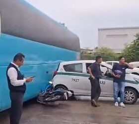 Fuerte Accidente de Tránsito Involucra Autobús, Taxi y Motocicleta en Cancún