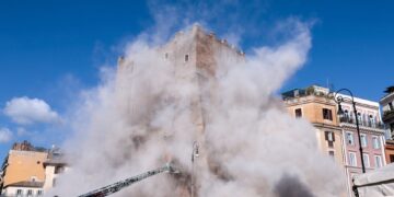 Grave derrumbe en torre medieval de Roma, hay un trabajador atrapado y un herido grave