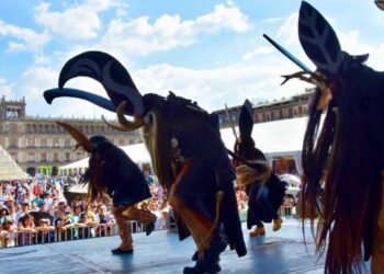Marcha de artesanas indígenas avanza hacia el Zócalo en la CDMX