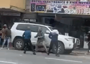 Héroe Anónimo en Sudáfrica: Padre Blanco Defiende a su Hija de Agresores