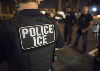 ICE Ofrece $300 por Migrante y Desata Fiebre de Cazarrecompensas