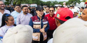 «Estefanía Mercado entrega uniformes y anuncia aumento salarial para Bomberos»