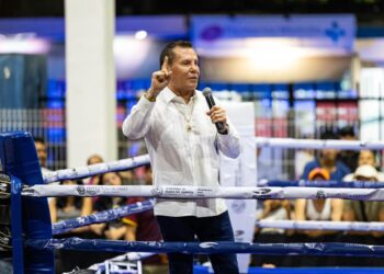 «Julio César Chávez motiva a la juventud playense en el conversatorio “El Sueño de un Campeón»