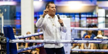 «Julio César Chávez motiva a la juventud playense en el conversatorio “El Sueño de un Campeón»