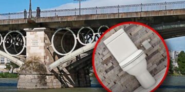 Insólito Suceso en Sevilla Un Baño Portátil Cae Sobre la Autopista