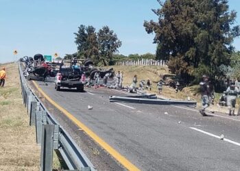 Accidente en carretera: Guardia Nacional atiende volcadura en tramo Yaqui