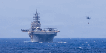 Jefe del Comando Sur visita Surinam en medio de la agresión en el Caribe