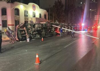 Camión de materiales choca contra estación de Bomberos en Monterrey