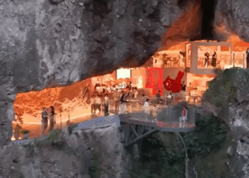 La Cafetería China Creada Dentro de una Cueva