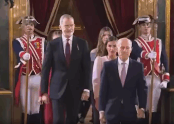 La Reina Sofía Recibe el Toisón de Oro de Manos de su Hijo, el Rey