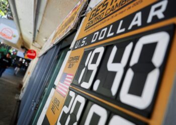 Mal inicio de semana para el Peso Mexicano: Dólar sube este 17 de noviembre