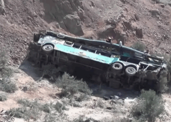Mueren 37 personas en fatal accidente de autobús en Perú
