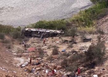 Tragedia en Perú: bus cae a un abismo y deja decenas de muertos en Arequipa