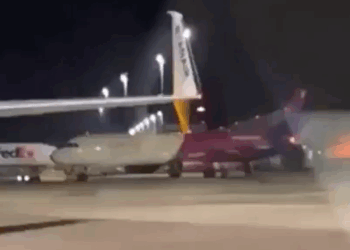 Pasajeros Desesperados Invaden Plataforma Para Detener un Avión con Motores Encendidos