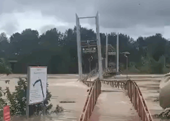 Poderosa Crecida de Agua Arrasa un Puente en Segundos
