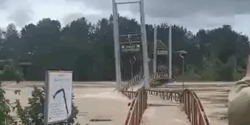 Poderosa Crecida de Agua Arrasa un Puente en Segundos