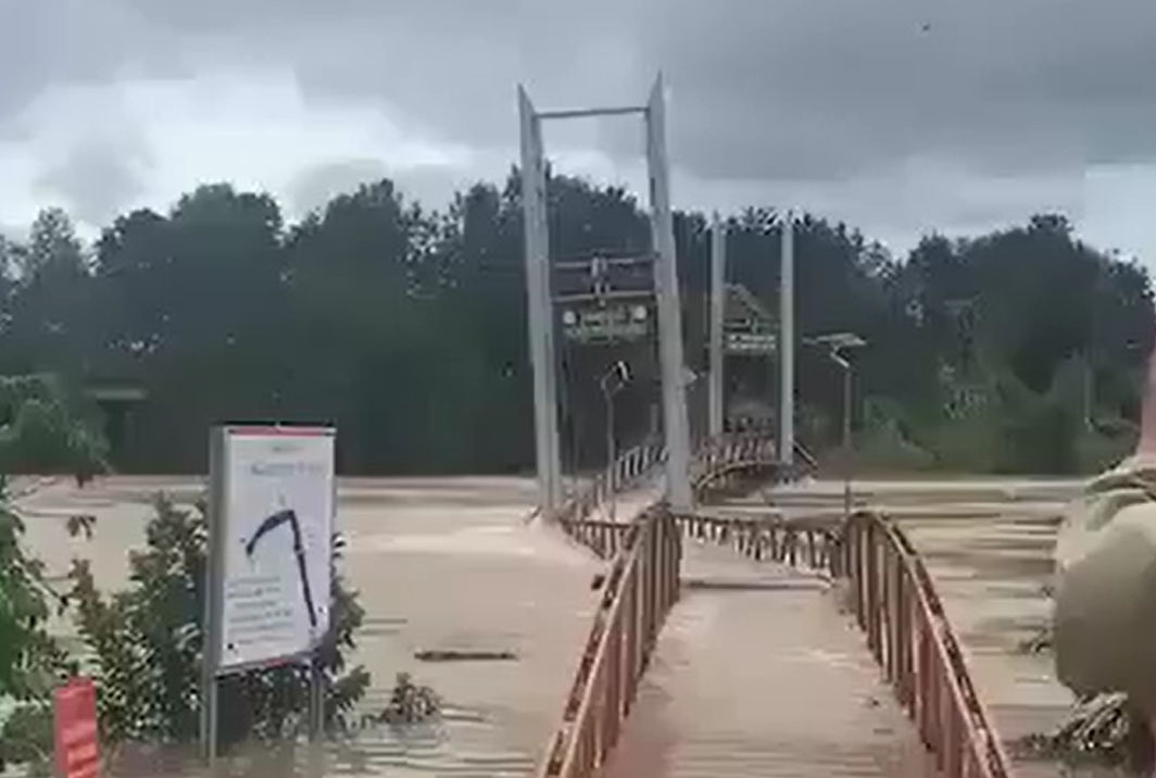 Poderosa Crecida de Agua Arrasa un Puente en Segundos