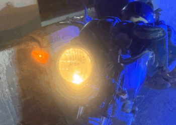 Por no usar puente peatonal, hombre termina atropellado y lesiona a motociclista