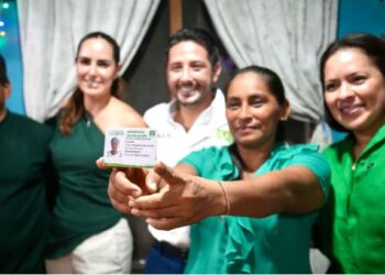 Renán Sánchez Entrega la Primera Credencial de Afiliación en Quintana Roo