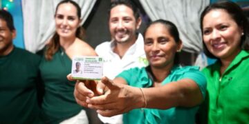 Renán Sánchez Entrega la Primera Credencial de Afiliación en Quintana Roo