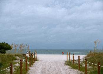 St. Pete Beach Evalúa Impuesto Turístico para Financiar Infraestructura