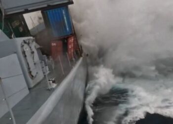 Submarino de la OTAN Hunden Fragata en Ejercicio