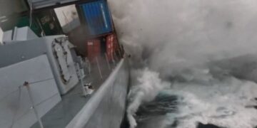 Submarino de la OTAN Hunden Fragata en Ejercicio