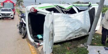 Taxi Colectivo se Vuelca en el Boulevard Colosio Tras Chocar con un Poste