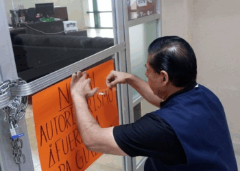 Trabajadores toman el Distrito para la Salud en Nuevo Laredo exigiendo destituciones