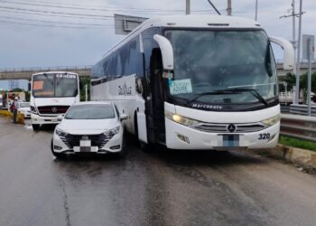 Tráfico Lento en Cancún Cerca del Aeropuerto hoy 5 de octubre de 2025