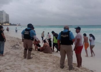 Tragedia en Playa San Miguelito Turista Muere Ahogado Tras Ignorar Bandera Roja en Cancún