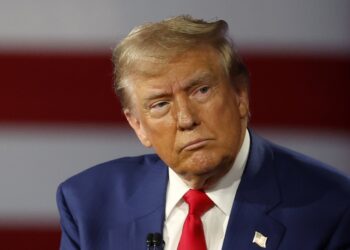 Trump firma la ley para liberar los archivos de Epstein en un mes