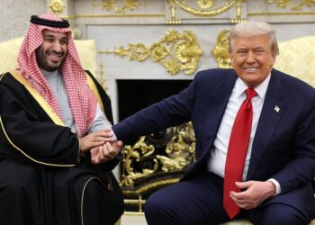 Trump y Su Bromista Saludo a MBS Antes de la Cumbre Petrolera