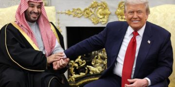 Trump y Su Bromista Saludo a MBS Antes de la Cumbre Petrolera