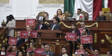 Acusan “operación barredora” en la FGR tras salida de Gertz Manero