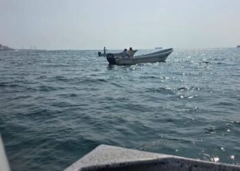 Alumno desaparece en Michoacán tras lanzarse al mar para rescatar a su compañera