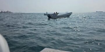 Alumno desaparece en Michoacán tras lanzarse al mar para rescatar a su compañera