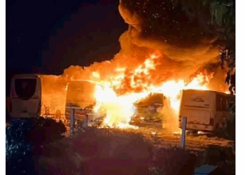 Un Incendio Devora Cuatro Autobuses en Tezoyuca