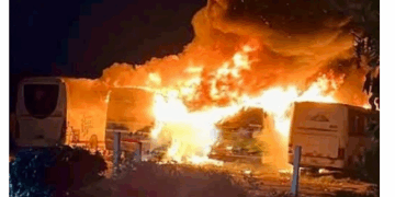 Un Incendio Devora Cuatro Autobuses en Tezoyuca