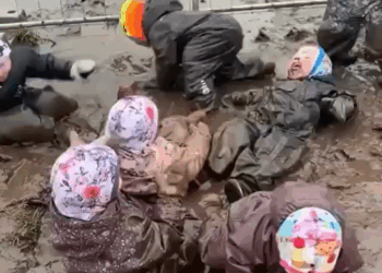 #VIDEO. La Clave para Niños Sanos y Creativos es Fomentar el Juego en el Barro